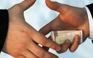 شيزوفرينيا محاربة الفساد .. بدلا من محاكمة الفاسدين يجري العفو عنهم واشراكهم بالانتخابات