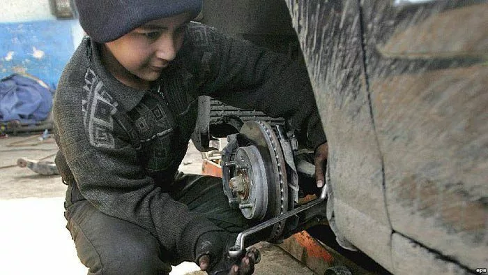 دوّامة من الفقر والإهمال تعصف بأطفال العراق